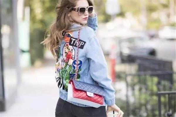 牛仔外套上的油漆怎么洗 用油类溶剂