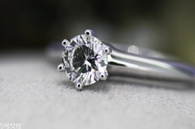​蒂芙尼30分钻戒报价 起码上万元