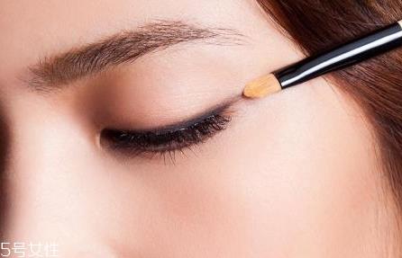 睫毛膏和眼线哪个先画?看看你是不是画错了 睫毛膏和眼线哪个先画?看看你是不是画错了