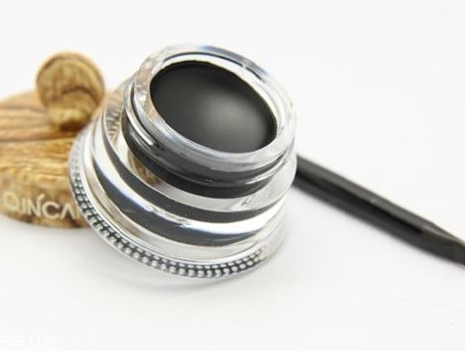 睫毛膏和眼线哪个先画?看看你是不是画错了 睫毛膏和眼线哪个先画?看看你是不是画错了