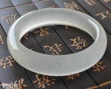 蓝田玉手镯一般多少钱 性价比很高的饰品