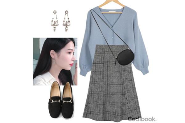 灰色和蓝色衣服搭配吗 灰色和蓝色搭配效果图片 灰色和蓝色衣服搭配吗 灰色和蓝色搭配效果图片