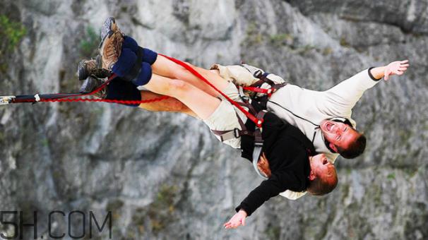 蹦极什么季节去好？双人蹦极是抱一起的么？