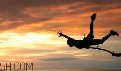 ​蹦极什么季节去好？双人蹦极是抱一起的么？