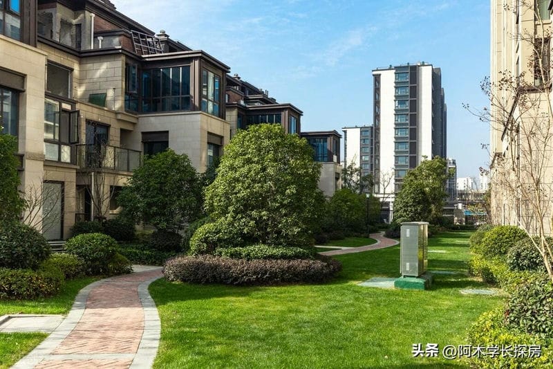 叠拼别墅选上叠还是下叠好-(叠拼别墅是什么意思)