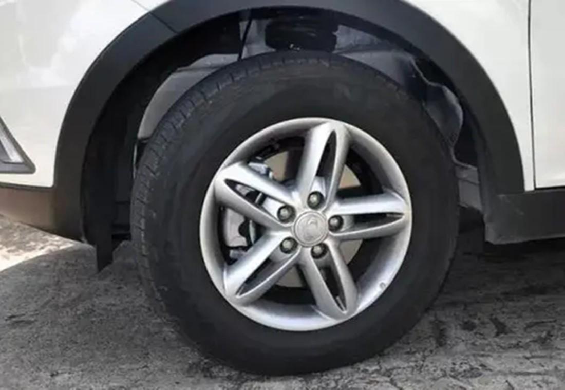 汽车轮胎要一起换四个吗(轮胎先换2个还是4个)