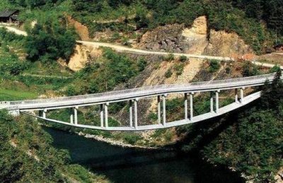 ​初中学历设计师与拿反图纸工人铸就神作？“悬带桥”了解一下