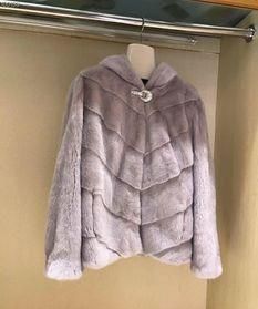 皮毛与酒精是否反应 往貂皮大衣上喷洒香水或者花露水是否对皮毛有害原因为何