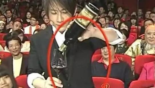 历届春晚穿帮镜头,一个比一个有趣,不知大家发现了几个?