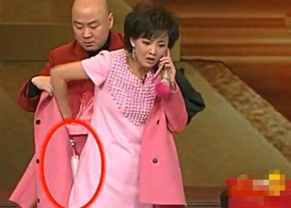 历届春晚穿帮镜头,一个比一个有趣,不知大家发现了几个?