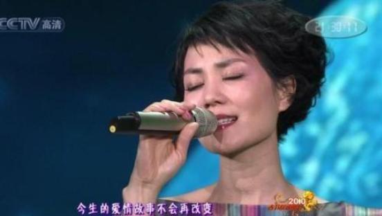 历届春晚穿帮镜头,一个比一个有趣,不知大家发现了几个?