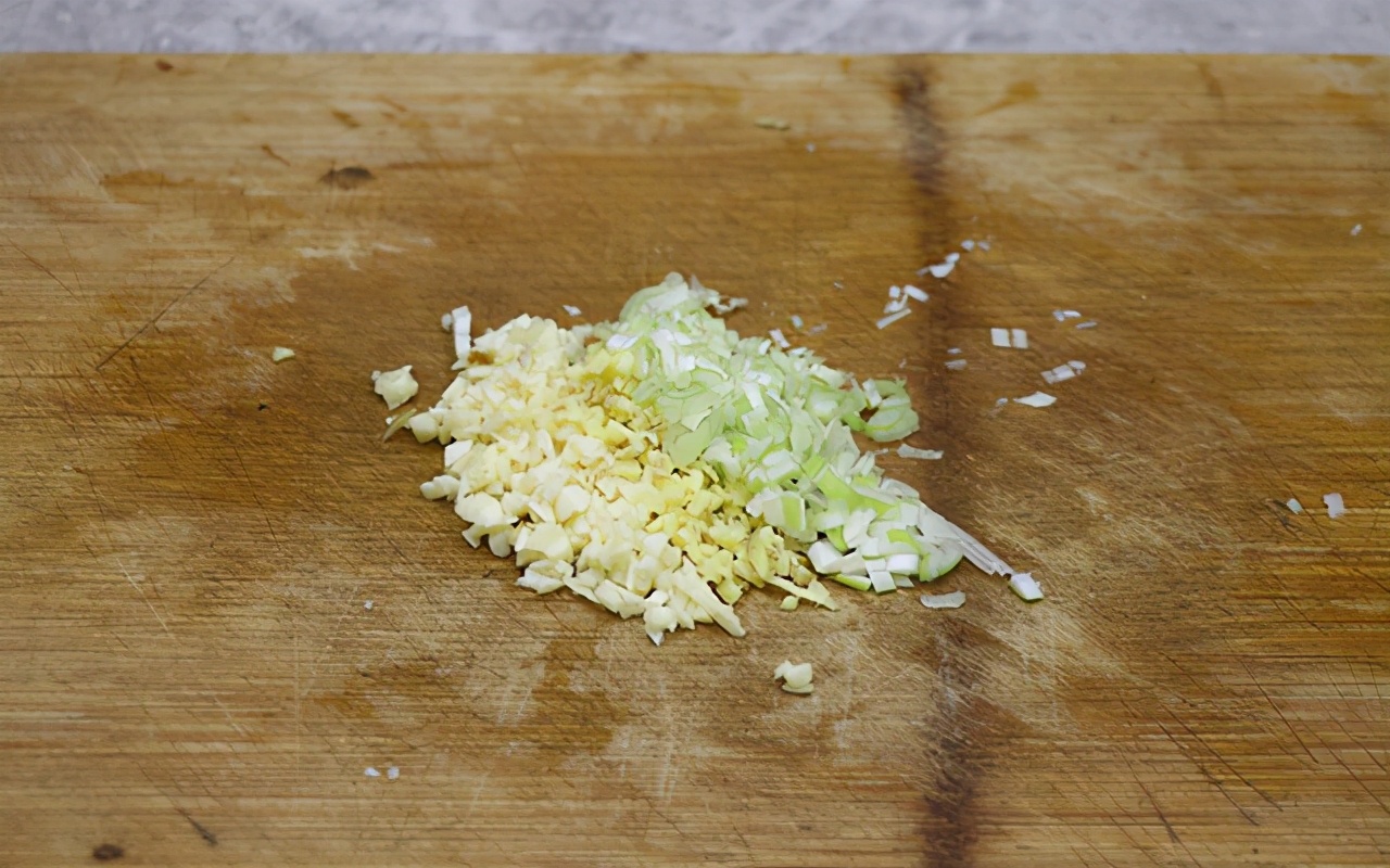 辣椒炒腊肉的做法(肥而不腻的青椒炒腊肉家常做法)