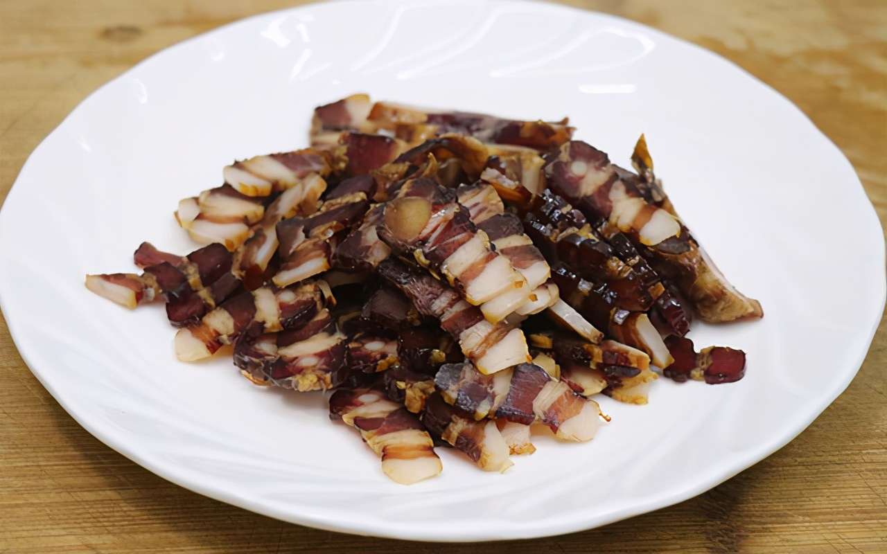 辣椒炒腊肉的做法(肥而不腻的青椒炒腊肉家常做法)