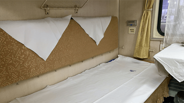 火车中铺能坐起来吗(火车卧铺中铺很难受吗)