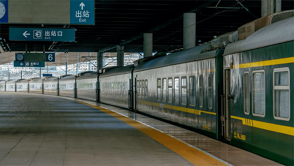 火车中铺能坐起来吗(火车卧铺中铺很难受吗)