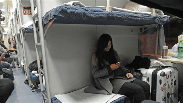 火车中铺能坐起来吗(火车卧铺中铺很难受吗)