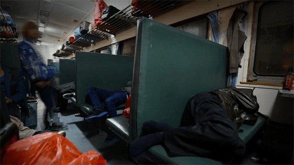 火车中铺能坐起来吗(火车卧铺中铺很难受吗)