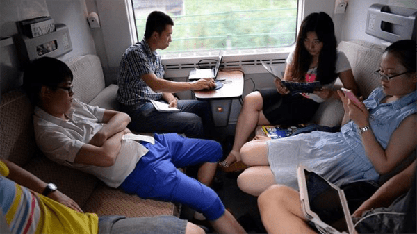 火车中铺能坐起来吗(火车卧铺中铺很难受吗)