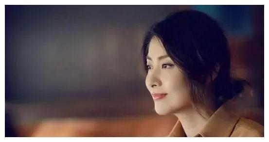 她出生豪门，经历16年爱情长跑，出道多年零绯闻，堪称人生赢家