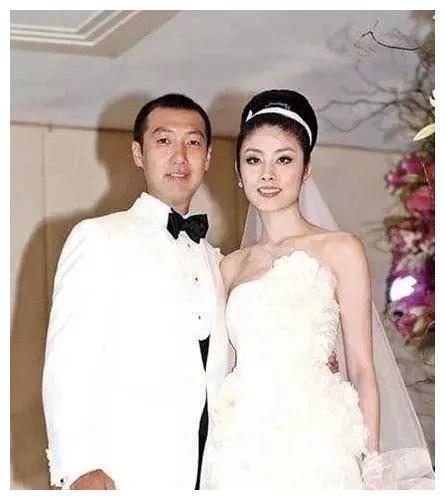 她出生豪门，经历16年爱情长跑，出道多年零绯闻，堪称人生赢家