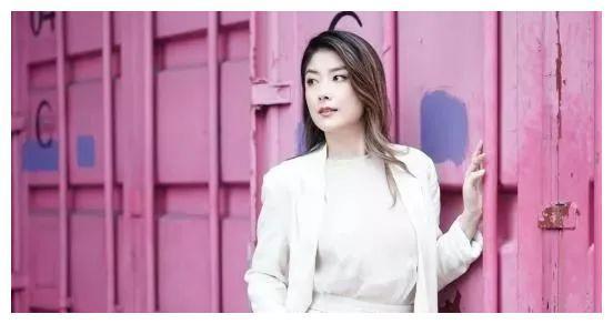 她出生豪门，经历16年爱情长跑，出道多年零绯闻，堪称人生赢家