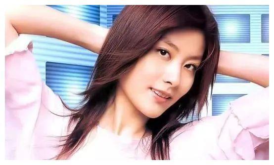 她出生豪门，经历16年爱情长跑，出道多年零绯闻，堪称人生赢家