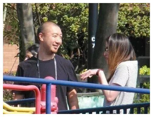 她出生豪门，经历16年爱情长跑，出道多年零绯闻，堪称人生赢家