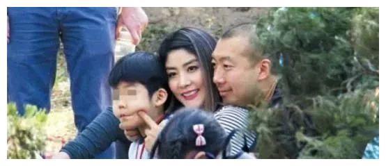 她出生豪门，经历16年爱情长跑，出道多年零绯闻，堪称人生赢家