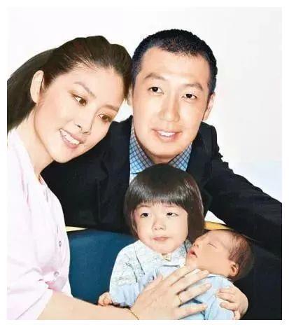 她出生豪门，经历16年爱情长跑，出道多年零绯闻，堪称人生赢家