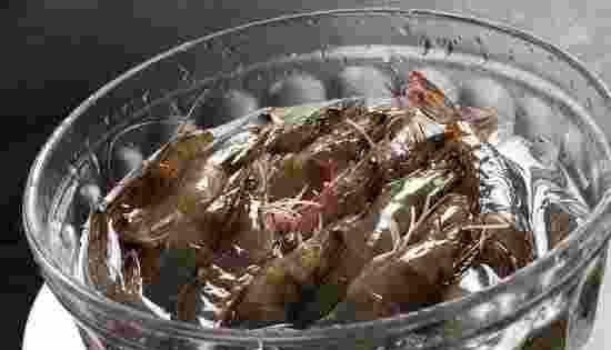 冰箱里的虾头变黑了还能吃吗