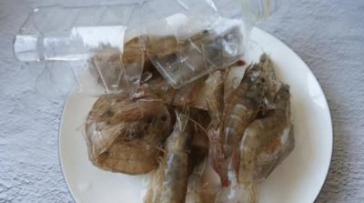 ​虾在冰箱变黑还能吃吗，5大虾在冰箱保鲜柜里放了两天出黑水了，还能吃吗？