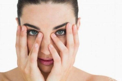 ​只有鼻子出油是混油吗 脸上毛孔出油怎么回事