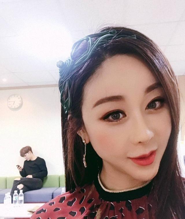 咸素媛拍完妻子的味道，微博晒大合影，陈华深受韩国大妈的喜爱！