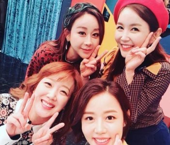 ​咸素媛拍完妻子的味道，微博晒大合影，陈华深受韩国大妈的喜爱！