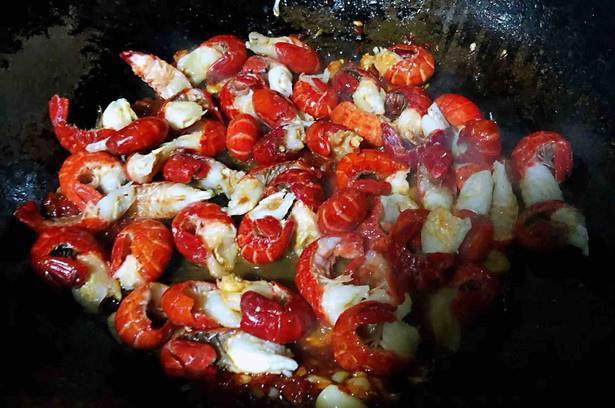 长沙口味虾正宗做法，做出来的虾肉麻辣鲜嫩，吃一口满嘴流油！