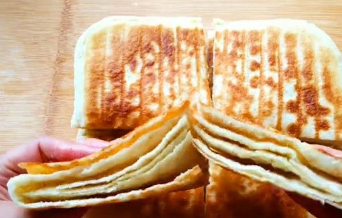 千层饼的家常做法，叠一下捏一下，层多又酥软，新手也能一次成功