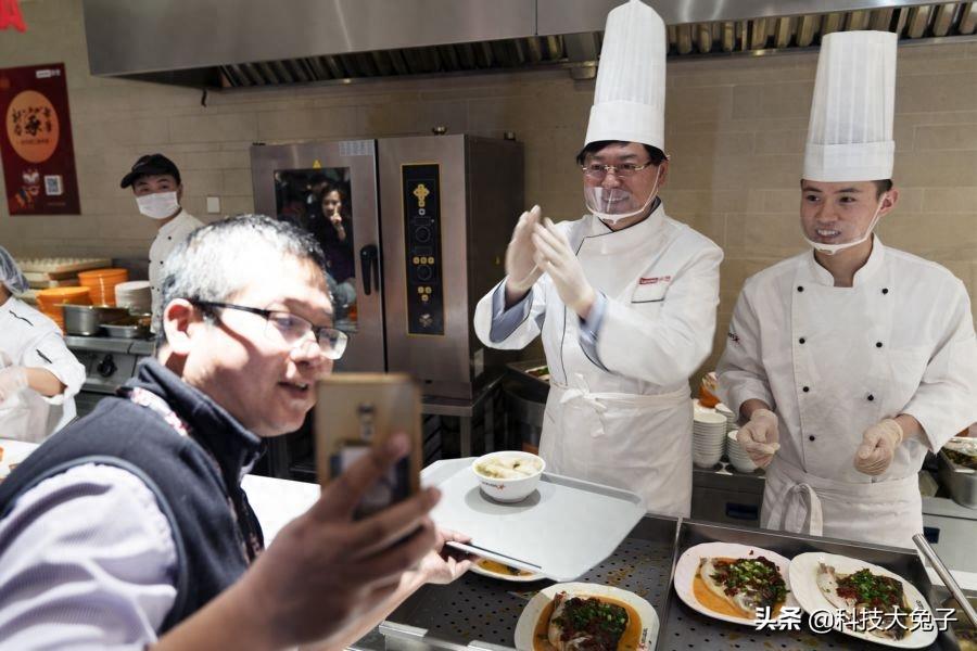 联想总裁杨元庆现身食堂 为员工打饭送鱼送祝福