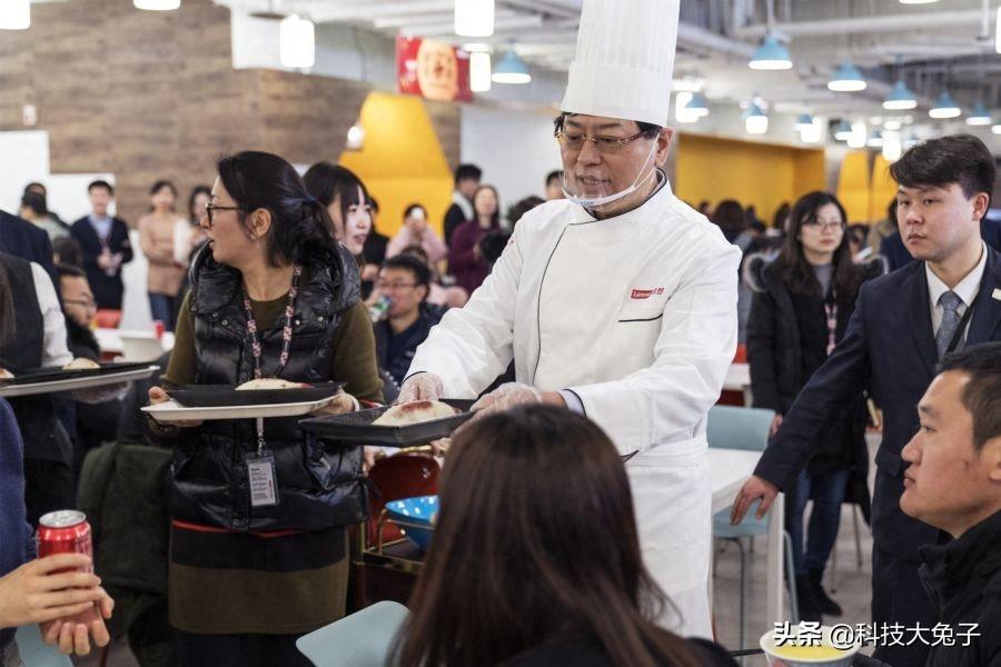 联想总裁杨元庆现身食堂 为员工打饭送鱼送祝福