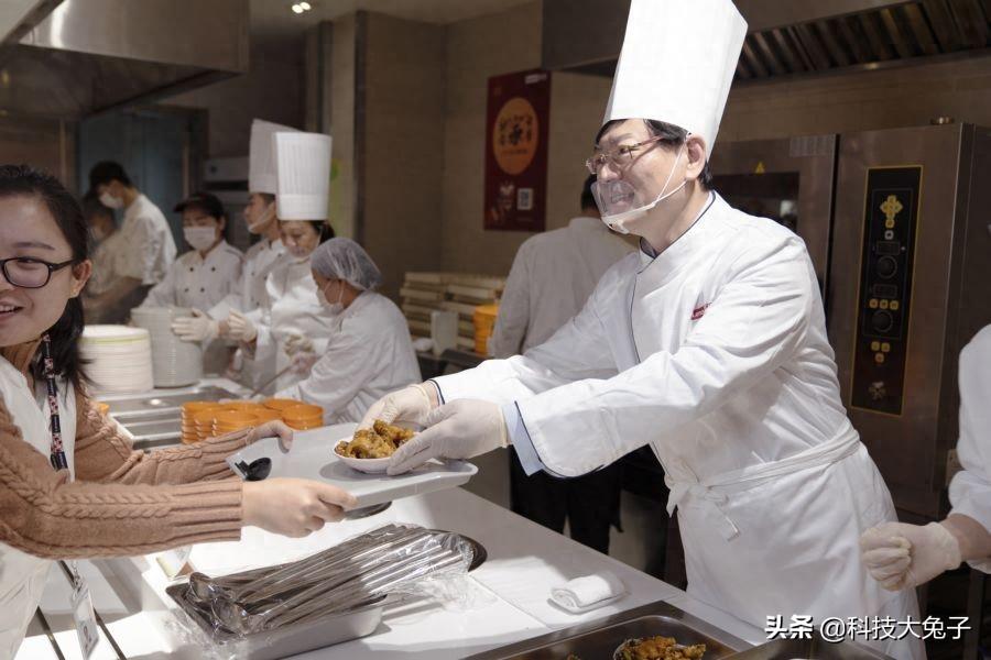 联想总裁杨元庆现身食堂 为员工打饭送鱼送祝福