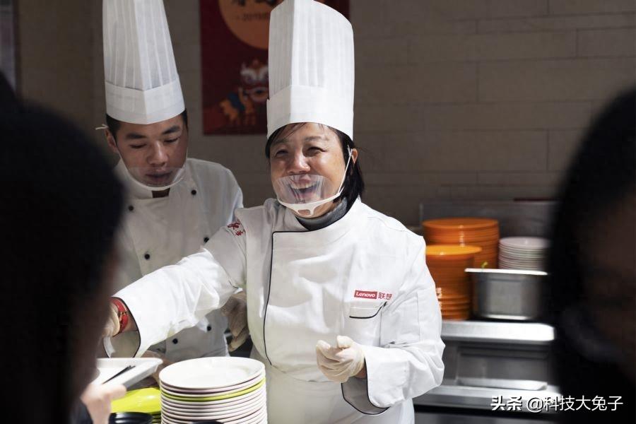 联想总裁杨元庆现身食堂 为员工打饭送鱼送祝福