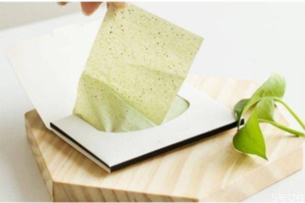 为什么吸油纸会变透明 为什么吸油纸上有粉末状 为什么吸油纸会变透明 为什么吸油纸上有粉末状